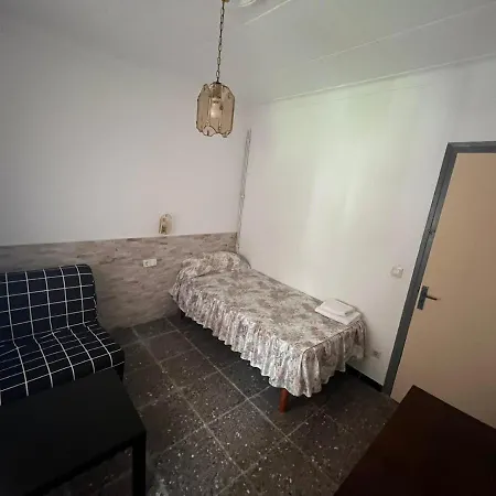여관 Hostal Sant Llop