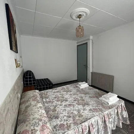 여관 Hostal Sant Llop